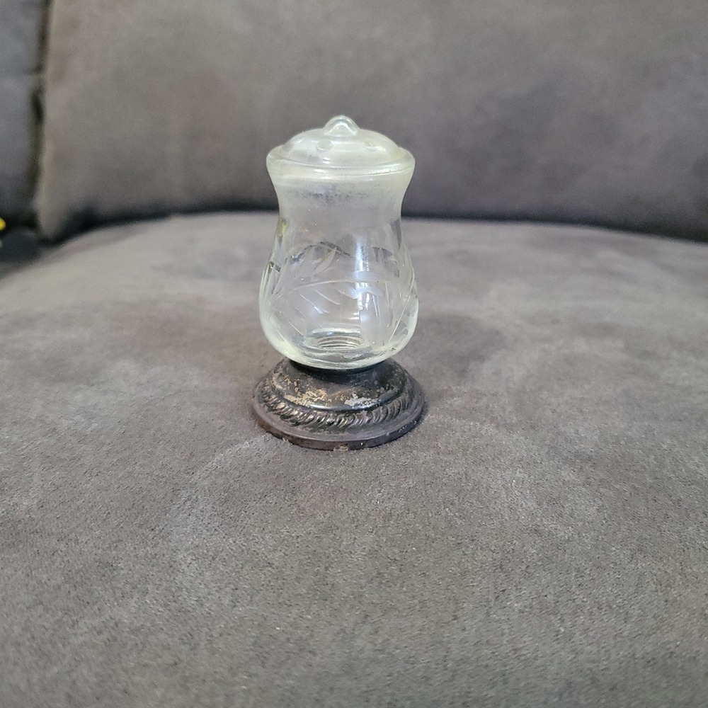 1930s Salt Or Pepper Shaker Etched Glass Weighted Sterling Quaker Hurricane Vtg